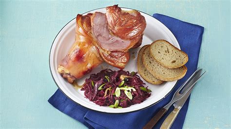 Uzené koleno s kysaným zelím